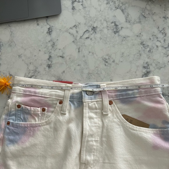 Levi’s 501 Jean shorts, white tie-dye - Picture 4 of 5
